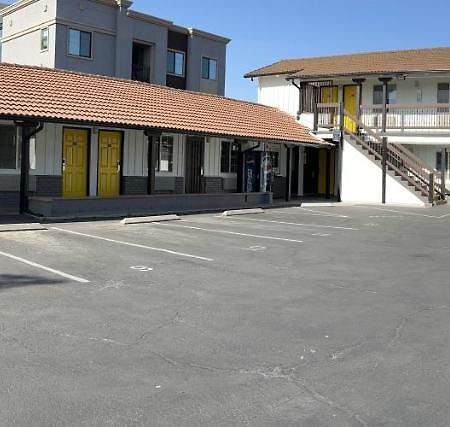 Escondido Inn Екстериор снимка