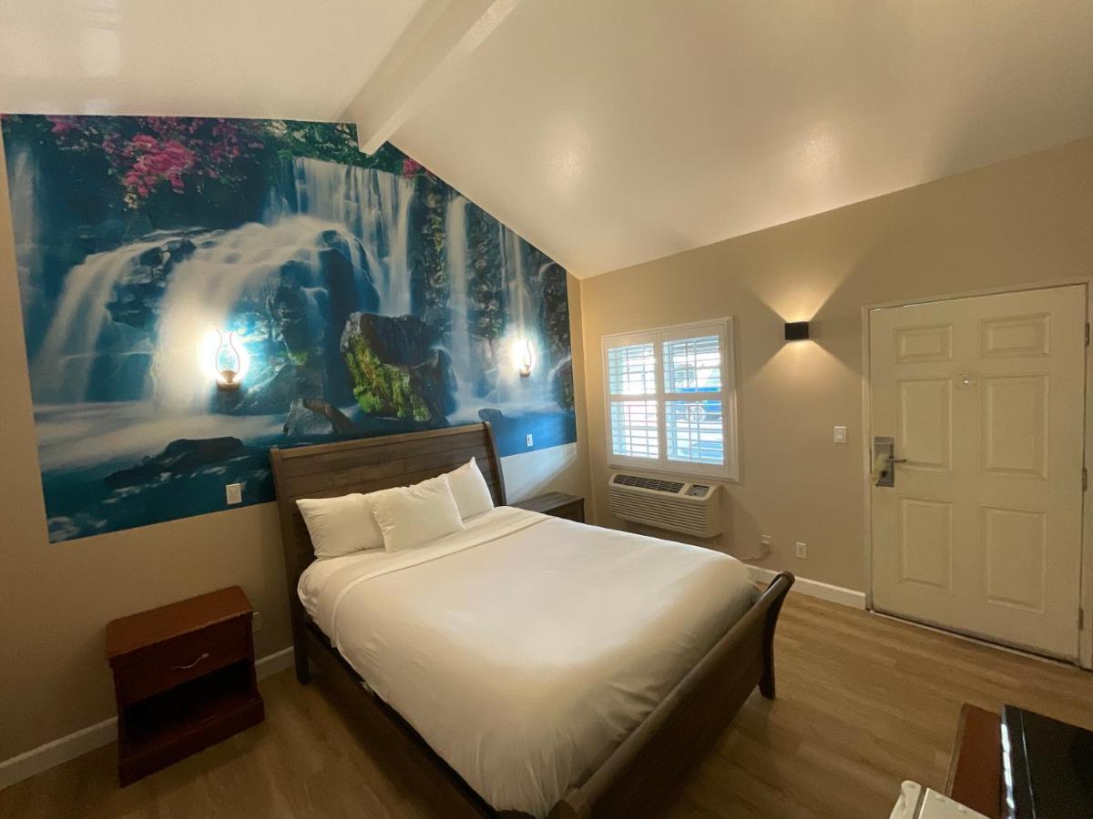 Escondido Inn Екстериор снимка