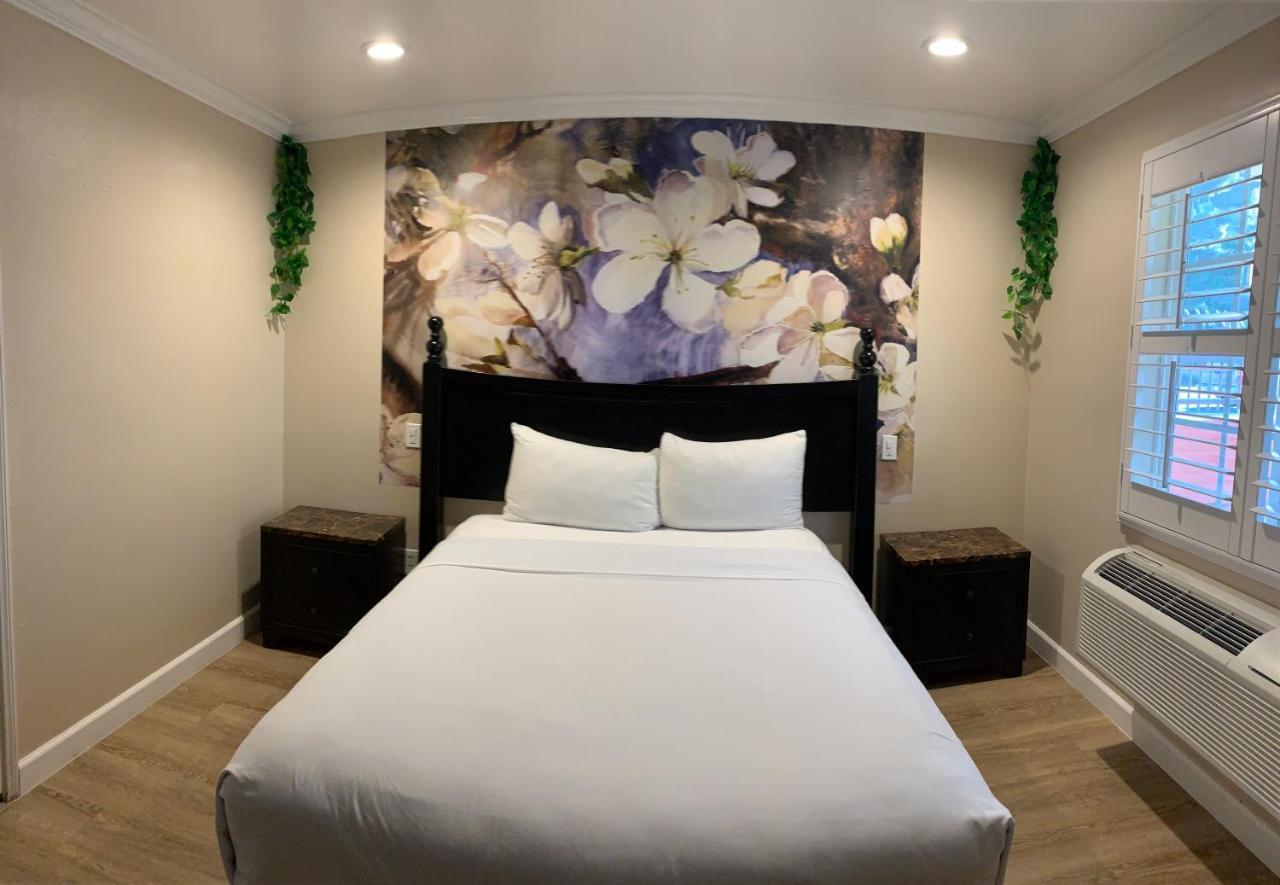 Escondido Inn Екстериор снимка
