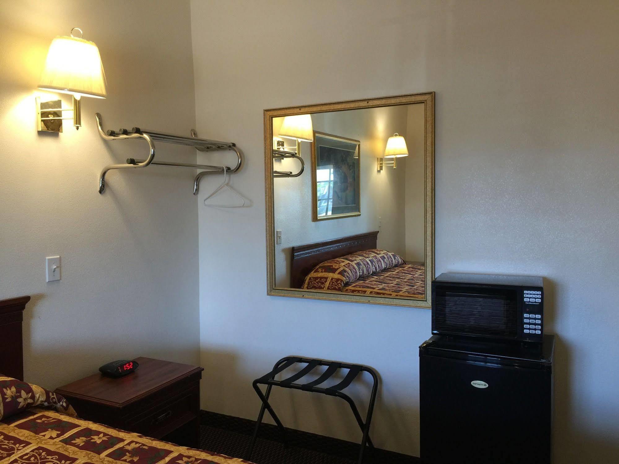 Escondido Inn Екстериор снимка